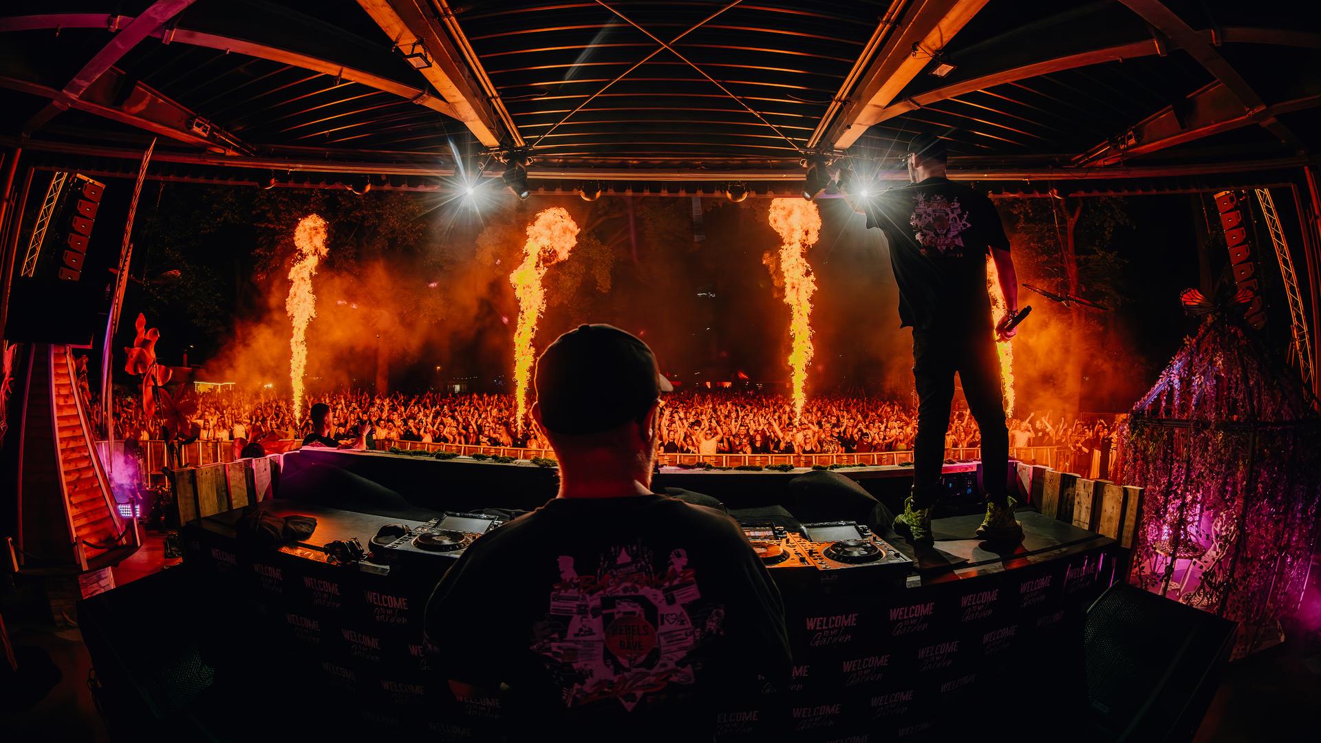 BassWar & CaoX Live Performance